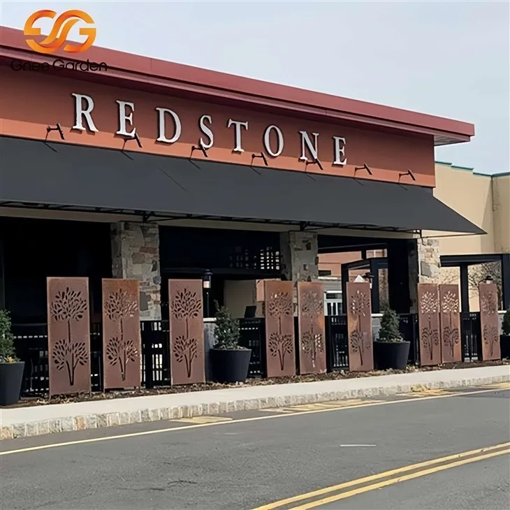 Ecrane Corten din metal tăiat cu laser în grădină