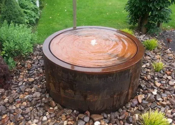 Element de apă din oțel ruginit